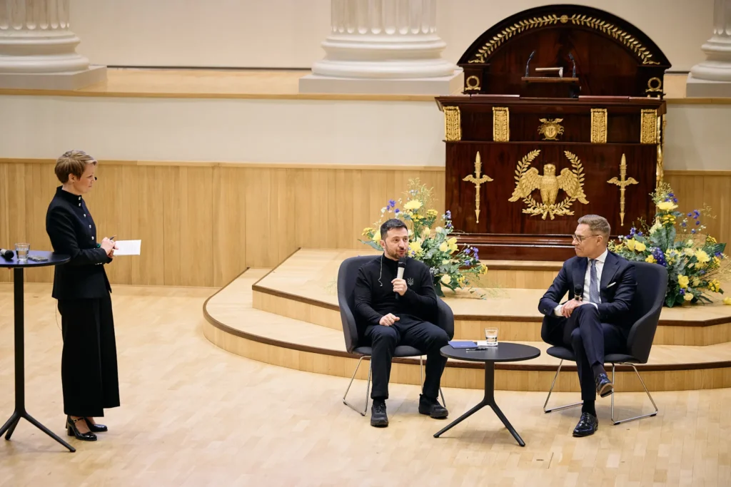 Moderator Katri Makkonen, President of Ukraine Volodymyr Zelenskyy and President of the Republic of Finland Alexander Stubb discussing at the Great Hall at the University of Helsinki