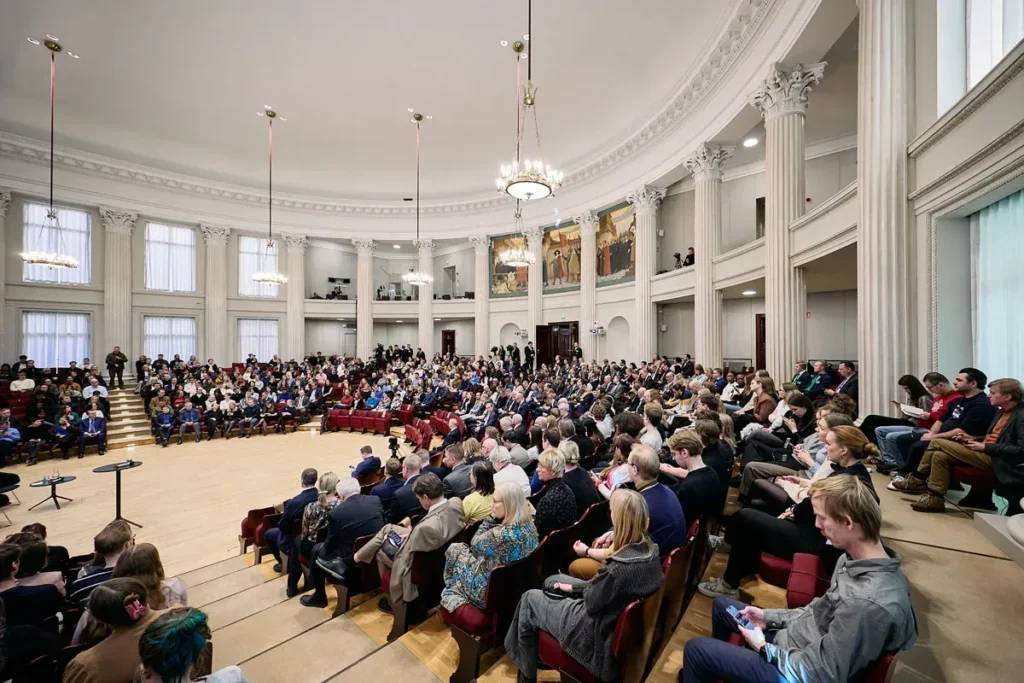 People waiting for President of Ukraine Volodymyr Zelenskyy and President of the Republic of Finland Alexander Stubb to arrive at the University of Helsinki